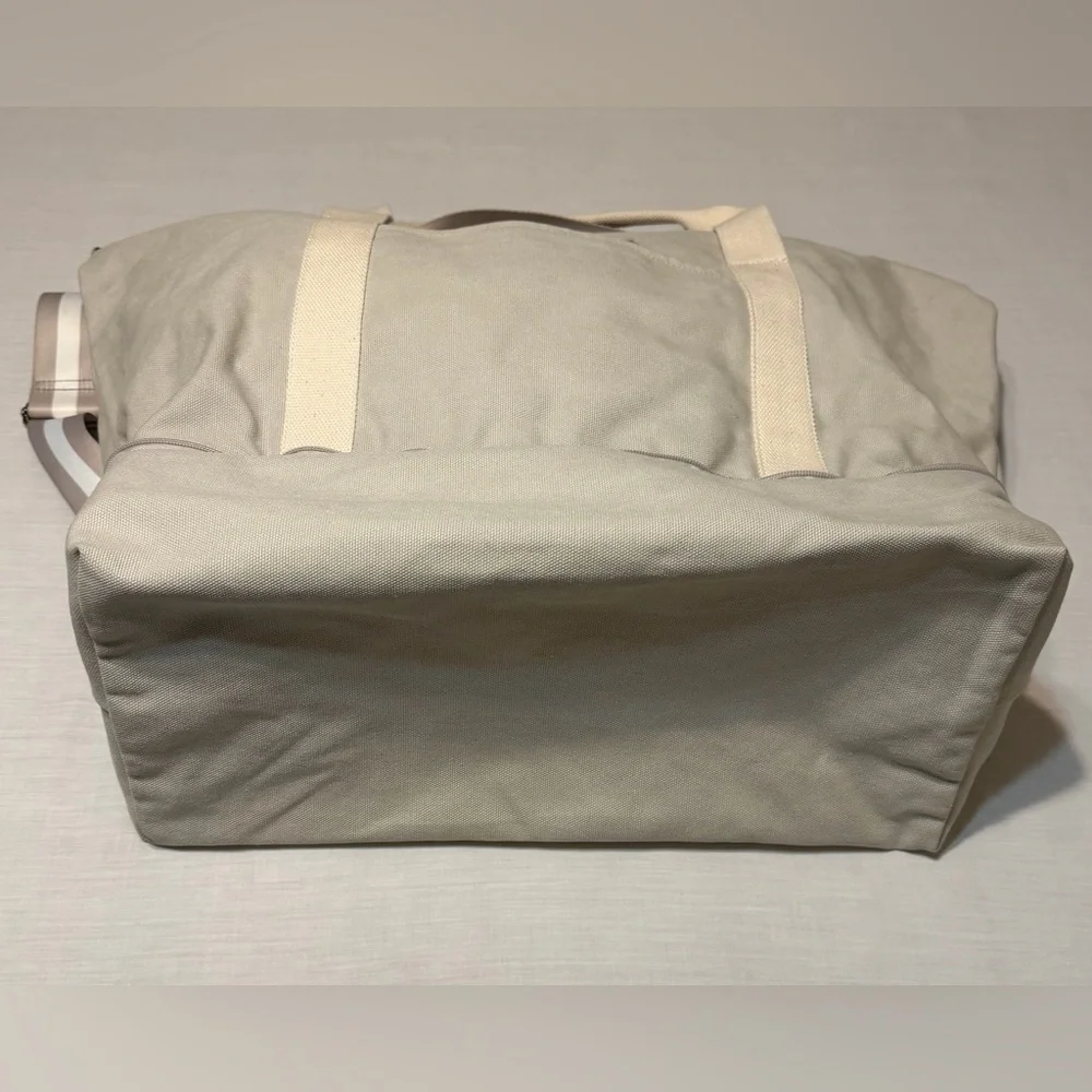 Lo & Sons NWOT Catalina Deluxe Canvas Duffel Tote Bag with Shoe Compartment - Picture 4 of 11
